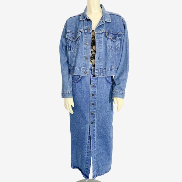 Vintage Levi’s Cropped Denim Jacket / Made in Canada / size Medium-Large - Picture 2 of 8